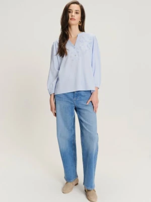 Wiskozowa błękitna bluzka z ozdobnym haftem Greenpoint