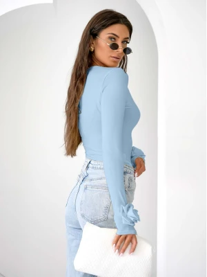 Wiskozowa bluzka z różą na rękawie ELIJA - błękitna  magmac 