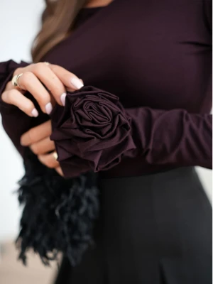 Wiskozowa bluzka z różą na rękawie ELIJA - czekoladowa  magmac 