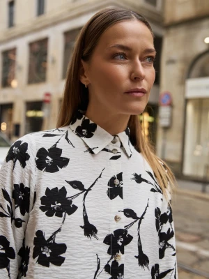 Wiskozowa koszula w kwiaty biała Moodo