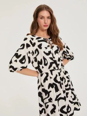 Wiskozowa sukienka z nadrukiem beżowa Moodo