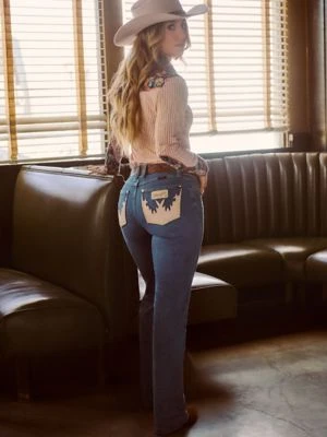 Wrangler Lainey Wilson x Wrangler Lainey Mae Boot Denim Denim Size 31 x32