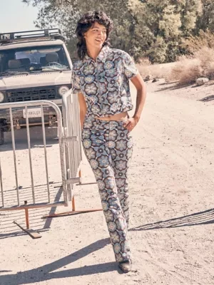 Wrangler Mid Rise Boot Medallion Size 34 x32