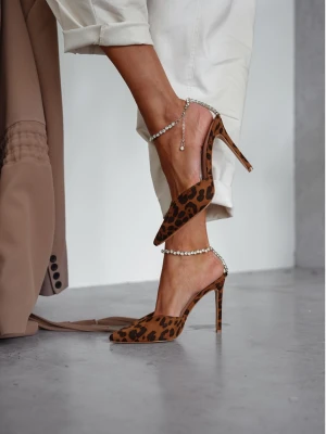 Wysokie szpilki z ozdobnym łańcuszkiem - panterka  magmac 