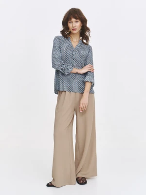 Wzorzysta bluzka na delikatnej stójce