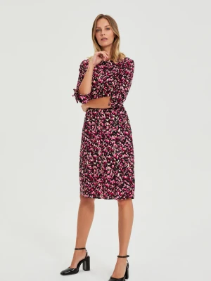 Wzorzysta sukienka fuksjowa Moodo