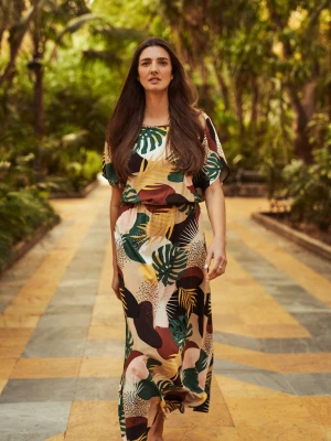 Zdjęcie produktu Wzorzysta sukienka maxi ciemnobeżowa Moodo