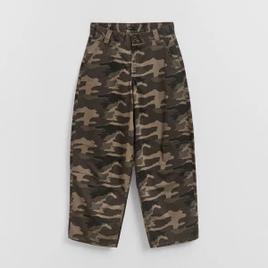 Wzorzyste spodnie baggy z motywem camo z zaszewkami House