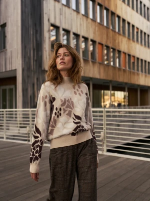 Zdjęcie produktu Wzorzysty sweter beżowy Moodo