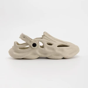 Zabudowane klapki o sportowym designie beżowe House