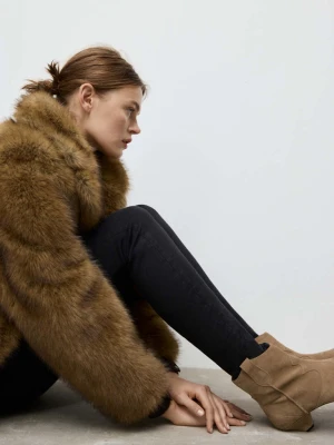 Zamszowe botki na obcasie typu kaczuszka piaskowy - Kobieta - - MANGO