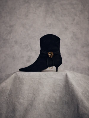 Zamszowe czarne botki z ozdobną różą na rzemyku TARANKO