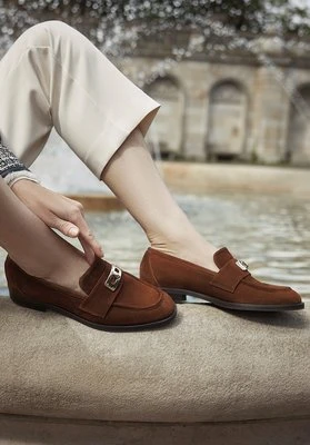 Zamszowe mokasyny z biżuteryjną klamrą brązowe Wittchen