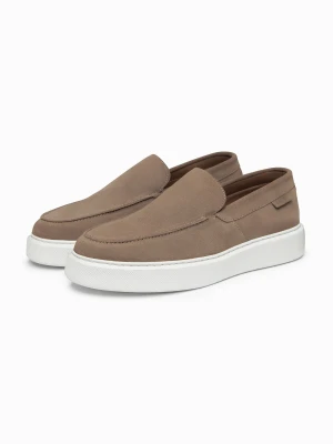 Zamszowe półbuty męskie slip on na grubej podeszwie – ciemnobeżowe V1 - Rozmiar: 42 Ombre Clothing ciemnobeżowy