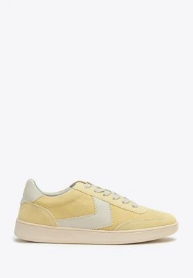 Zamszowe sneakersy z kontrastowymi wstawkami z ekoskóry żółto - białe Wittchen