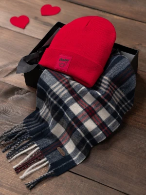 Zestaw prezentowy dla niego w stylu casual – czerwona czapka beanie + szalik w kratę – Ombre Clothing