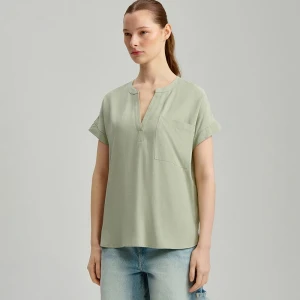 Zielona bluzka z krótkim rękawem i dekoltem V House