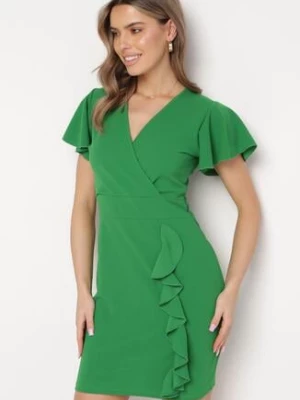 Zielona Dopasowana Sukienka Mini z Kopertowym Dekoltem i Ozdobną Falbanką Gwendara