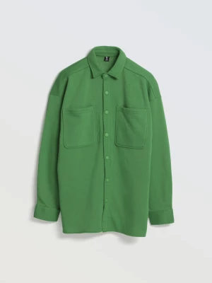 Zielona koszula z dzianiny z modnymi kieszeniami z przodu