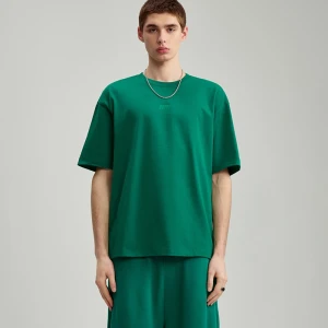 Zielona koszulka z minimalistycznym haftem z przodu House