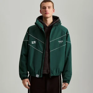 Zielona kurtka z kapturem z białymi wstawkami House