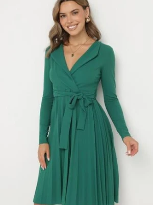 Zielona Midi Sukienka z Plisowanym Dołem i Kopertowym Dekoltem z Materiałowym Paskiem Obebba messaya