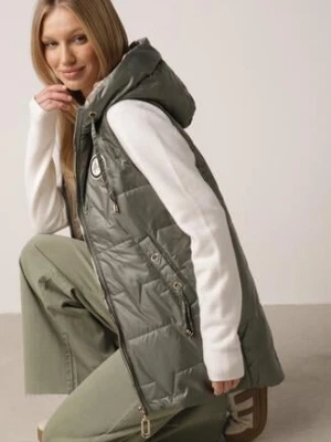 Zielona Pikowana Kamizelka o Długim Kroju z Nieodpinanym Kapturem i Aplikacją Koretes