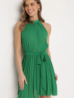 Zielona Plisowana Sukienka Mini z Materiałowym Paskiem z Zapięciem przy Karku Xaliarra Fashion