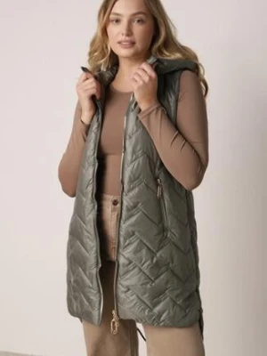 Zielona Przejściowa Kamizelka Pikowana o Długim Kroju z Kapturem i Naszywką Harmaste swest