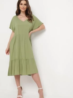 Zielona Rozkloszowana Sukienka Midi z Trójkątnym Dekoltem i Falbanką Klario