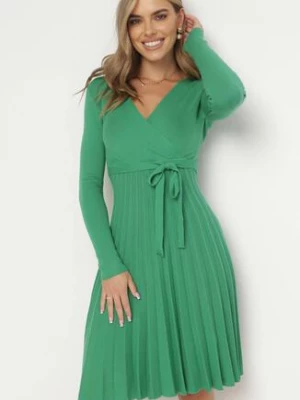 Zielona Sukienka Dzianinowa z Wiązaniem i Plisowanym Dołem Cilladia