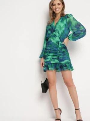 Zielona Sukienka Mini z Drapowanym Dołem Falbanką i Kopertowym Dekoltem Elissea retro & icone