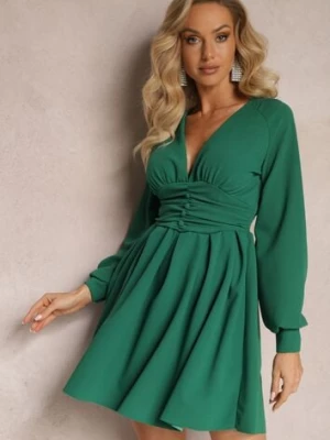 Zielona Sukienka Mini z Trójkątnym Dekoltem i Marszczoną Talią Ozdobiona Guzikami Bulwina