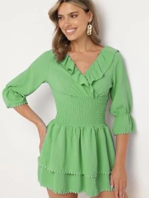 Zielona Sukienka z Kopertowym Dekoltem i Gumką w Pasie Ozdobiona Falbanką Tesalie