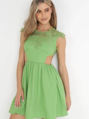 Zielona Sukienka z Ozdobnym Dekoltem z Gumką i Wycięciem w Talii Alizisa