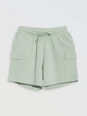 Zielone krótkie spodenki z naszywanymi kieszeniami Reporter