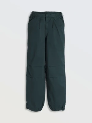 Zielone spodnie typu parachute z zaszewkami na nogawkach Reporter