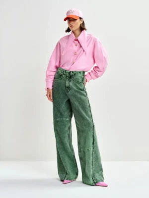 ZIELONE SZEROKIE JEANSY Z PRZESZYCIAMI ESSENTIEL ANTWERP