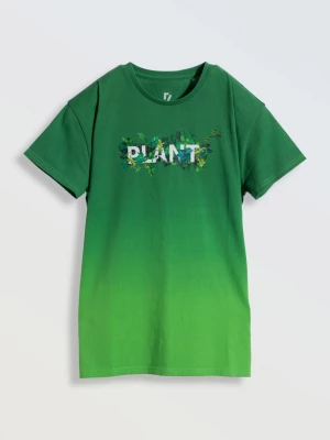 Zielony t-shirt z kolorowym nadrukiem na wysokości piersi