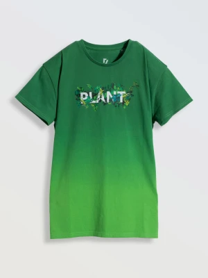 Zielony t-shirt z kolorowym nadrukiem na wysokości piersi Reporter Young