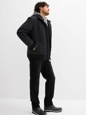 Zimowa kurtka pikowana o kroju bomberki z kapturem bonprix