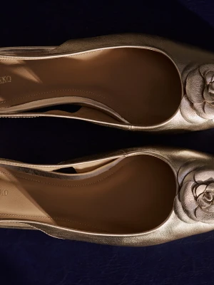 Złote buty skórzane z kwiatową aplikacją TARANKO