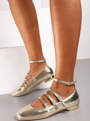 Złote Czółenka Lakierowane na Płaskiej Podeszwie Wykończone Paseczkami i Sprzączkami Tinashira