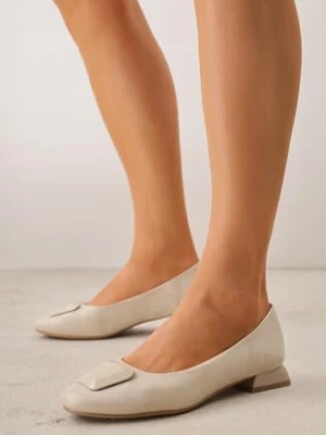 Złote Czółenka na Niskim Obcasie z Elegancką Aplikacją i Skórzaną Wkładką Cezaline m.daszynski