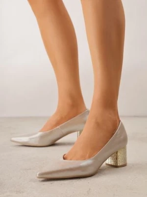 Złote Eleganckie Czółenka VICES na Słupku z Ozdobnym Tłoczeniem Castethis
