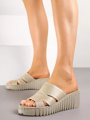 Złote Klapki Vices na Koturnie z Perforacją Sarvelina