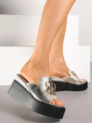 Złote Klapki Vices na Koturnie Zdobione Geometryczną Aplikacją Obeliae