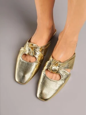 Złote Klapki Vices Typu Mule z Ozdobnym Supłem Elitina