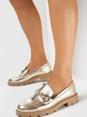 Złote Mokasyny na Podeszwie z Protektorem z Ozdobną Klamrą Bobina