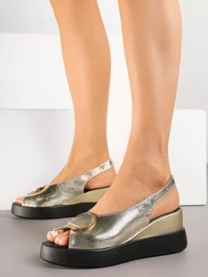 Złote Sandały na Koturnie Vices Ozdobione Aplikacją Atenella